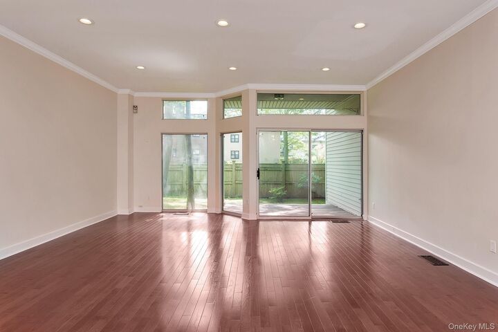 Property Photo:  8 Waterside Close  NY 10709 
