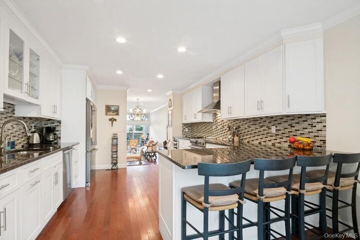Property Photo:  8 Waterside Close  NY 10709 