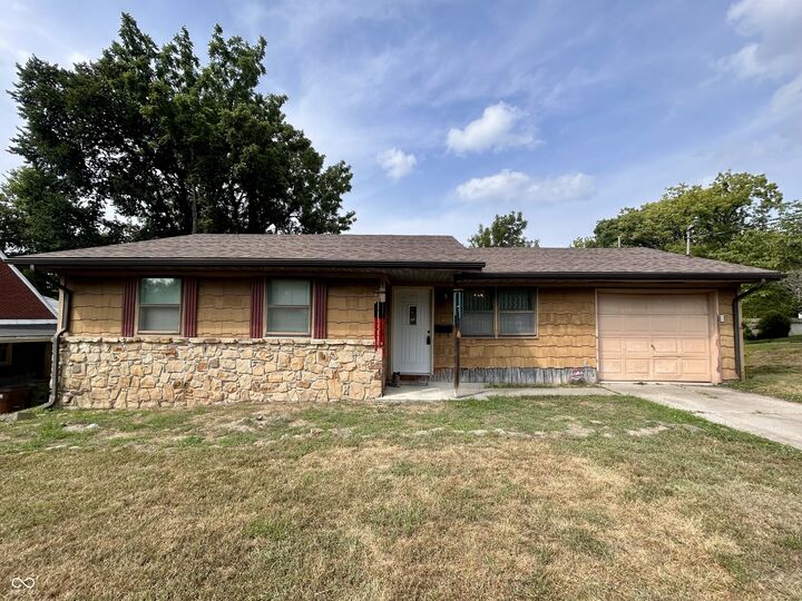 Property Photo: 1009 W Walnut IN 47220