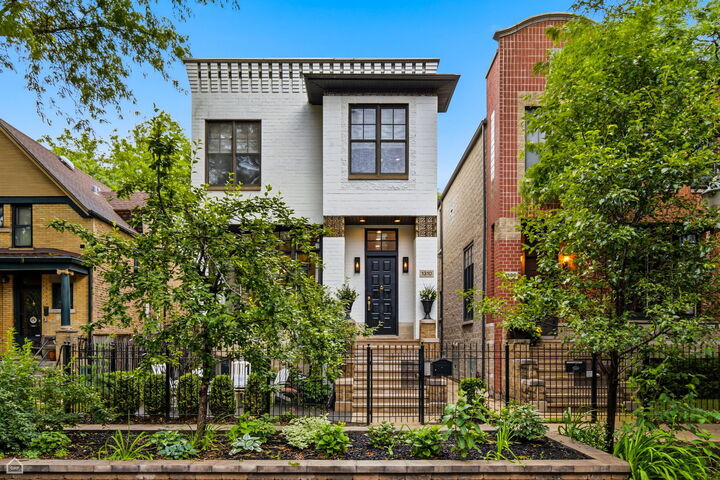Property Photo: 1310 W Roscoe Street IL 60657