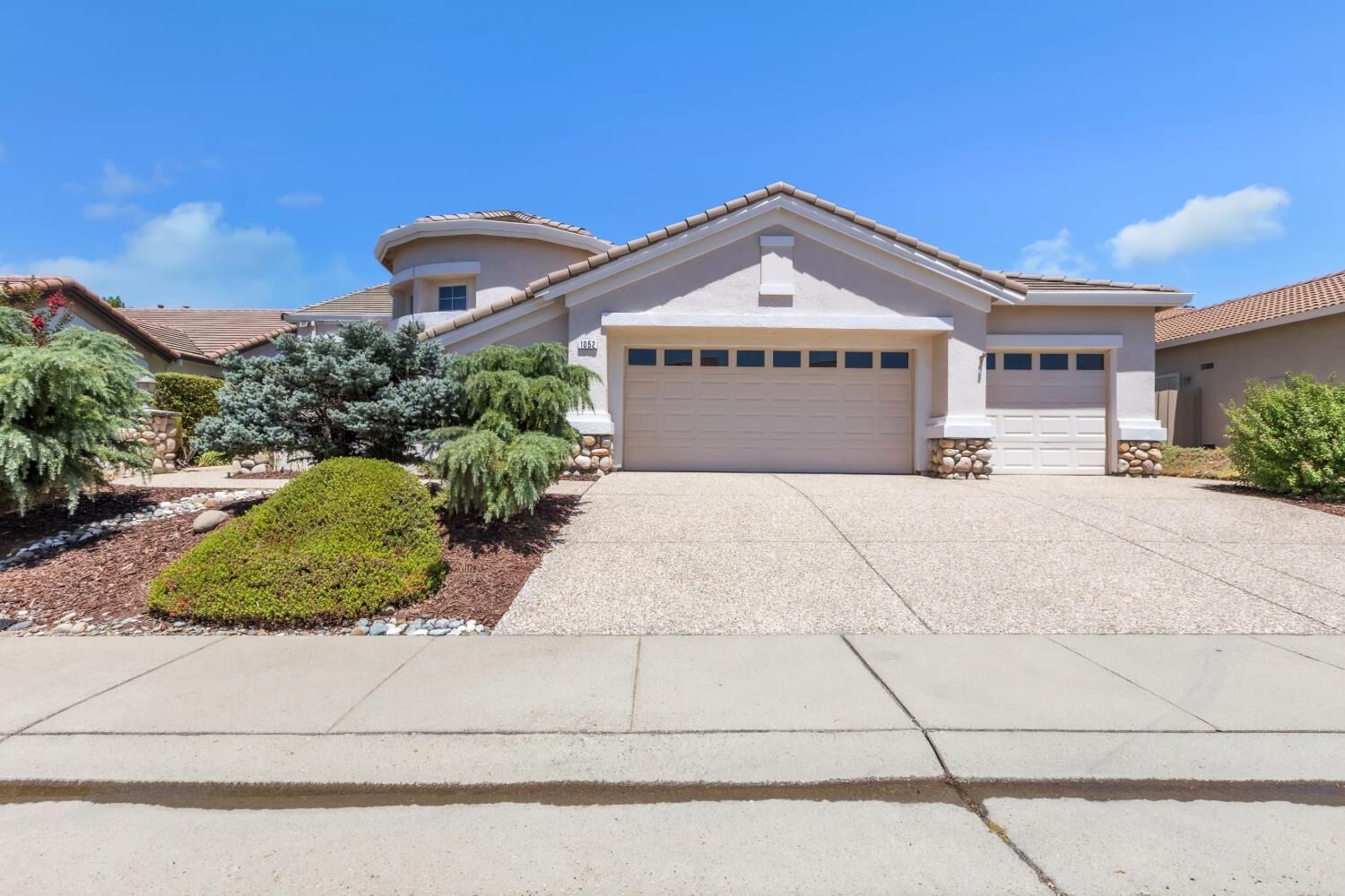 Property Photo:  1052 Magnolia Lane  CA 95648 