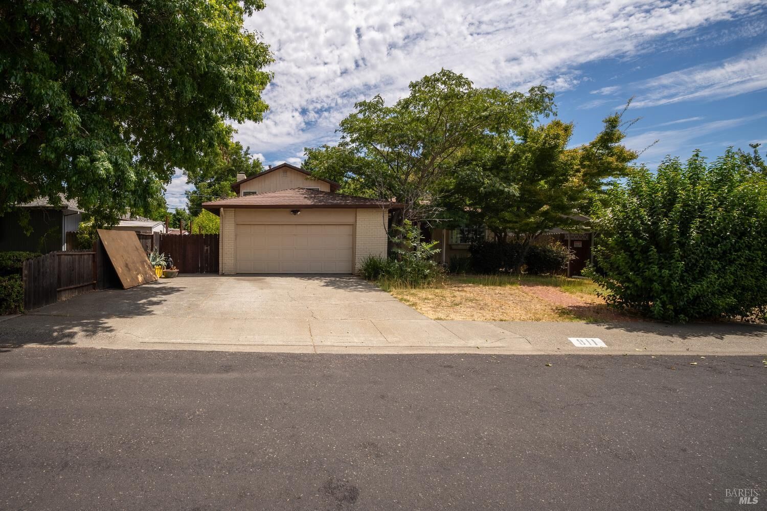 Property Photo:  811 Azalea Way  CA 95688 