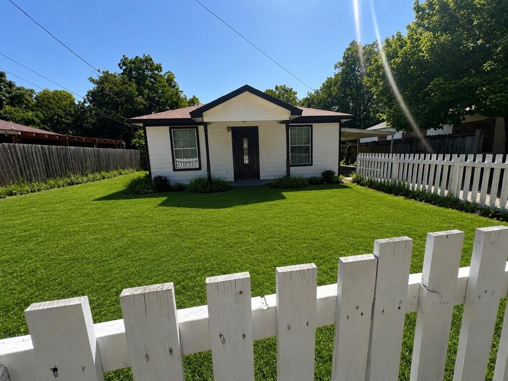 Property Photo:  312 N Wood Street  TX 76033 