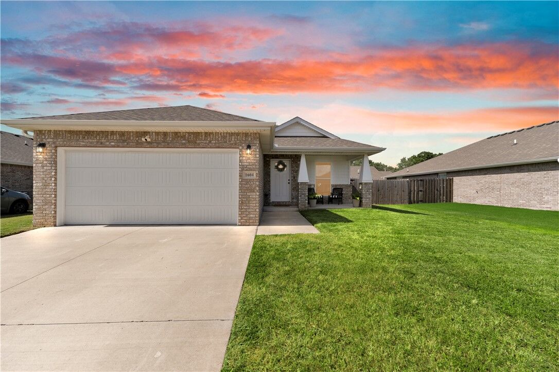 Property Photo:  1604 Gracie Street  AR 72734 