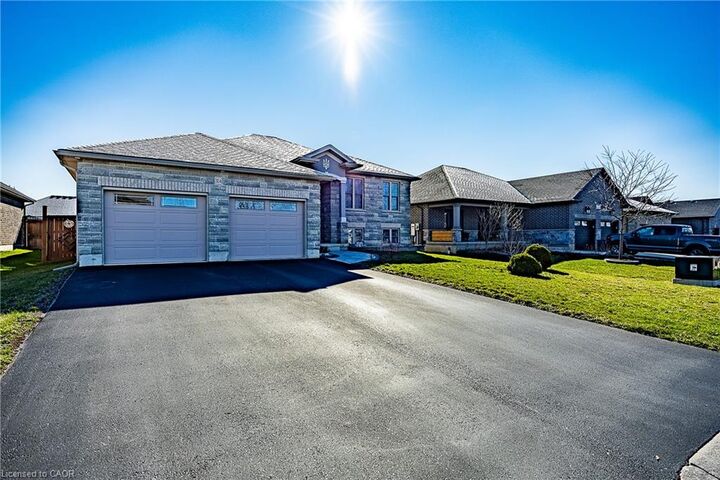 Property Photo: 324 Courtland Street ON N4B 0A8