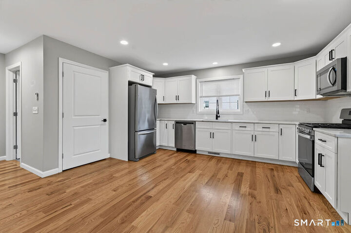 Property Photo:  33 West End Avenue B  CT 06405 