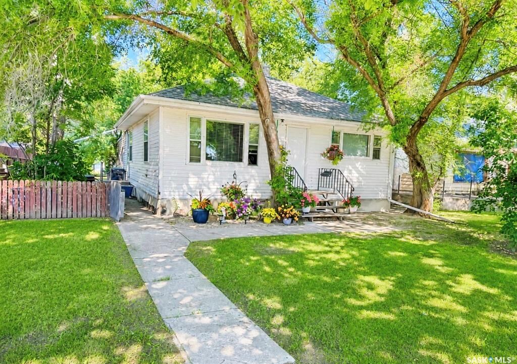 Property Photo: 334 6th Avenue SE SK S9H 3P1