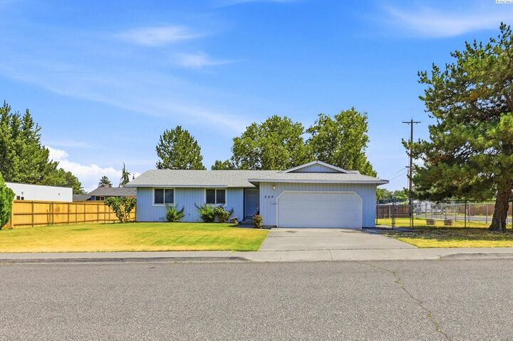 Property Photo: 327 S Buchanan Ct WA 99336
