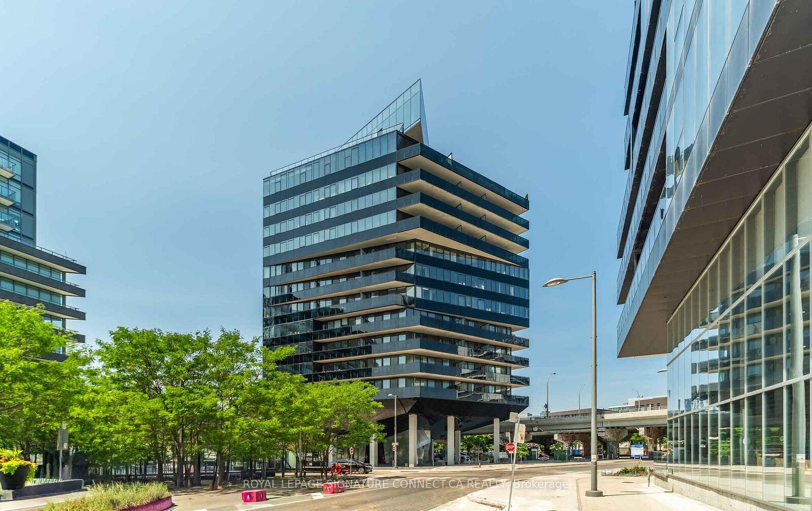 Property Photo:  21 Lawren Harris Square 910  ON M5A 0T4 