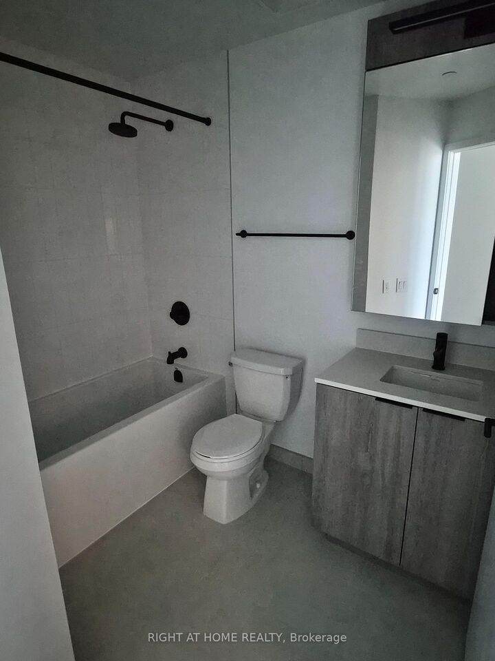 Property Photo: 2495 Eglinton Avenue W 2101 ON L5M 2T2
