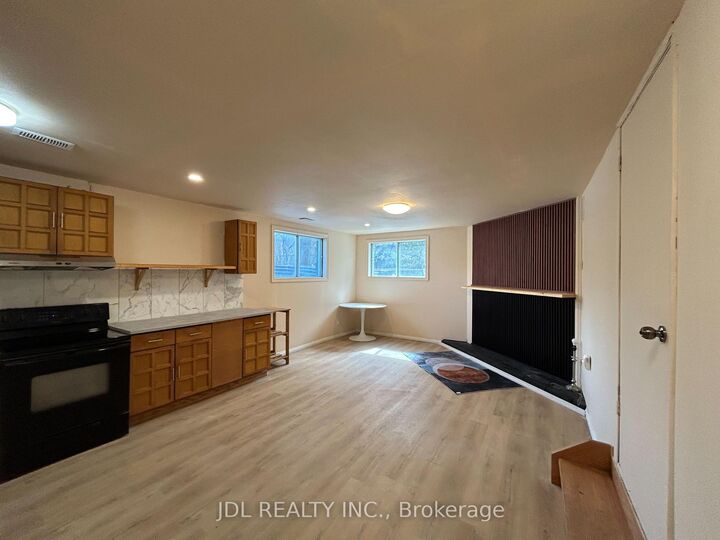 Property Photo:  21 Squires Ave Avenue Two-Bedroom Bsmt  ON M4B 2R2 