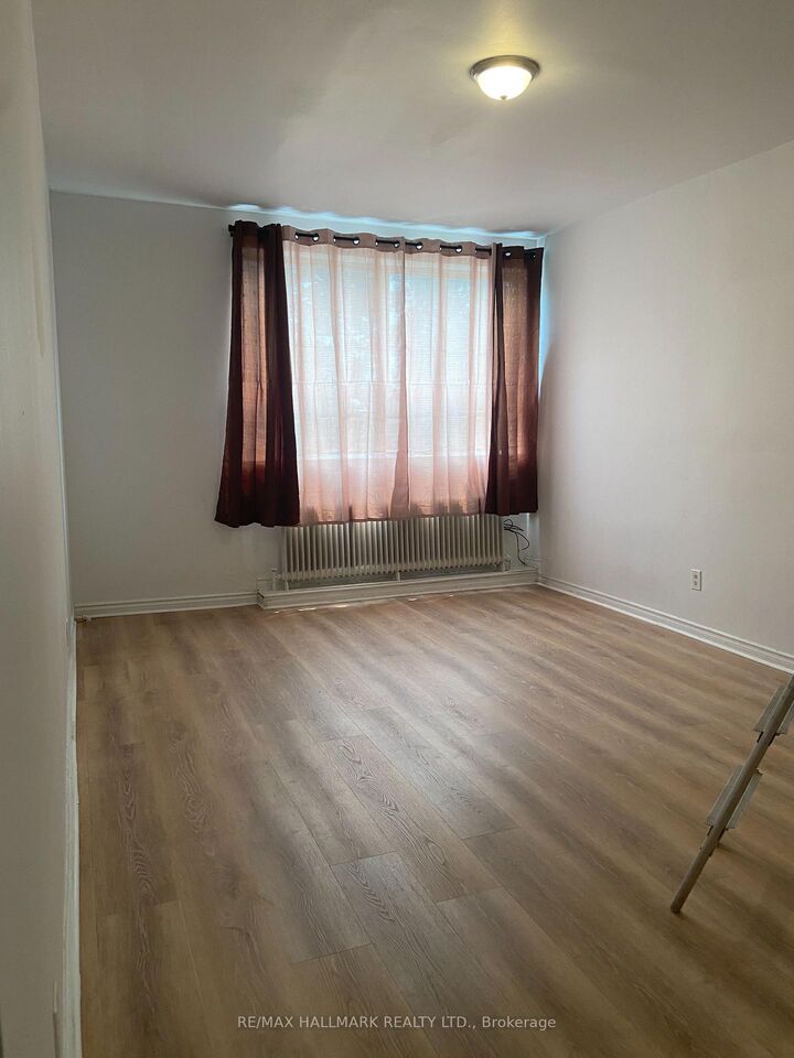 Property Photo: 2881 Lawrence Avenue E 3 ON M1P 2S9