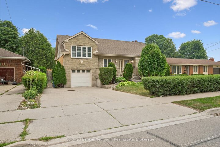 195 Victoria Road N — photo 1