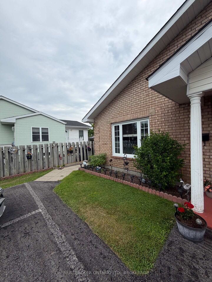 Photo de la propriété:  1211A-1211B Notre Dame Street  ON K6J 4Y7 