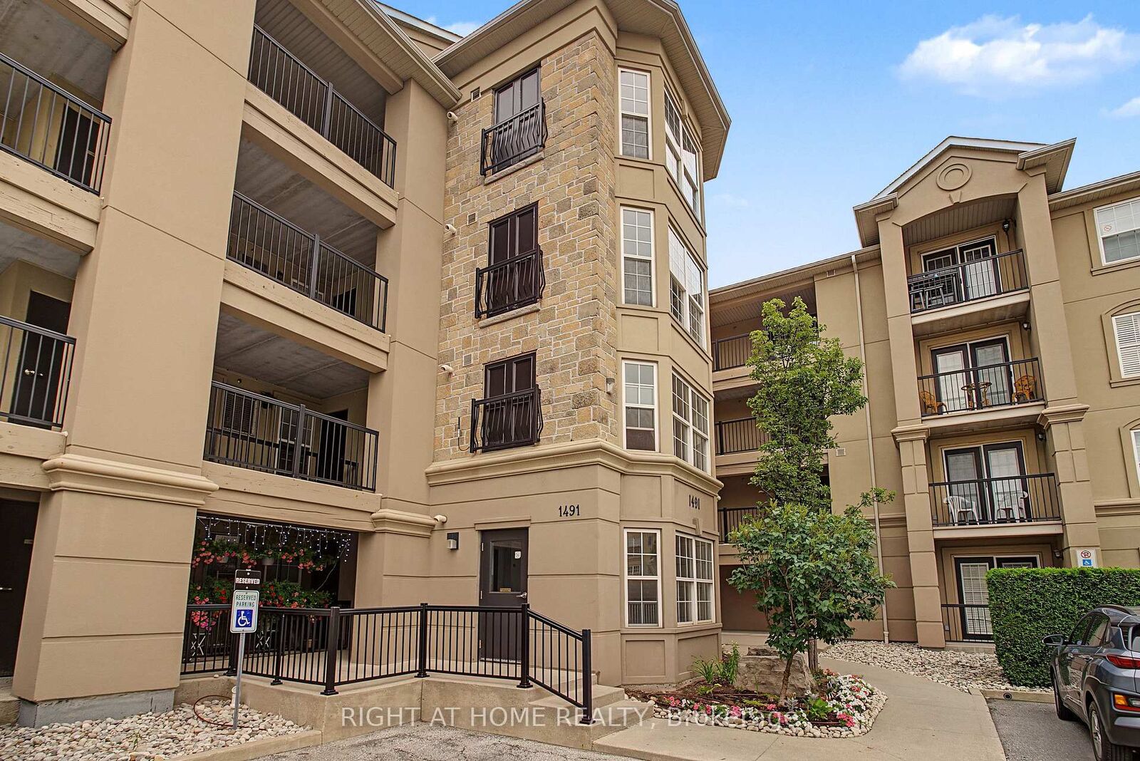 Property Photo: 1491 Maple Avenue 111 ON L9T 0B8