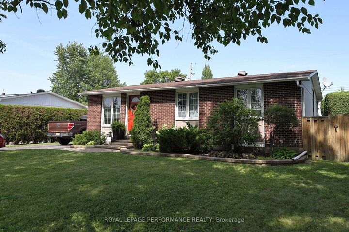 Property Photo: 1497 Blackheath Street ON K1E 1K6