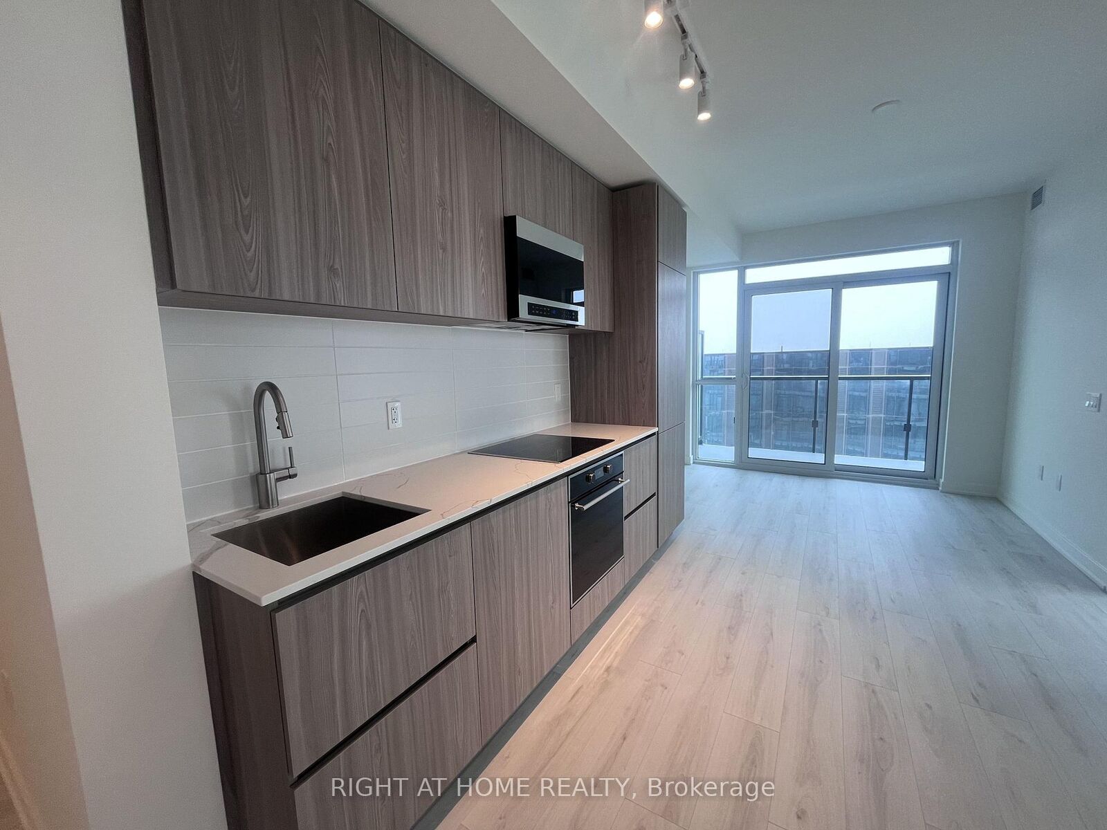 Property Photo: 110 Broadway Avenue 2909S ON M4P 1V7