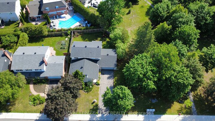 61 Amberwood Crescent — photo 1