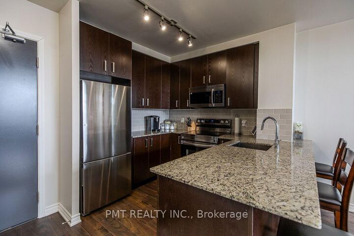 Property Photo: 11611 Yonge Street 516 ON L4E 1G2