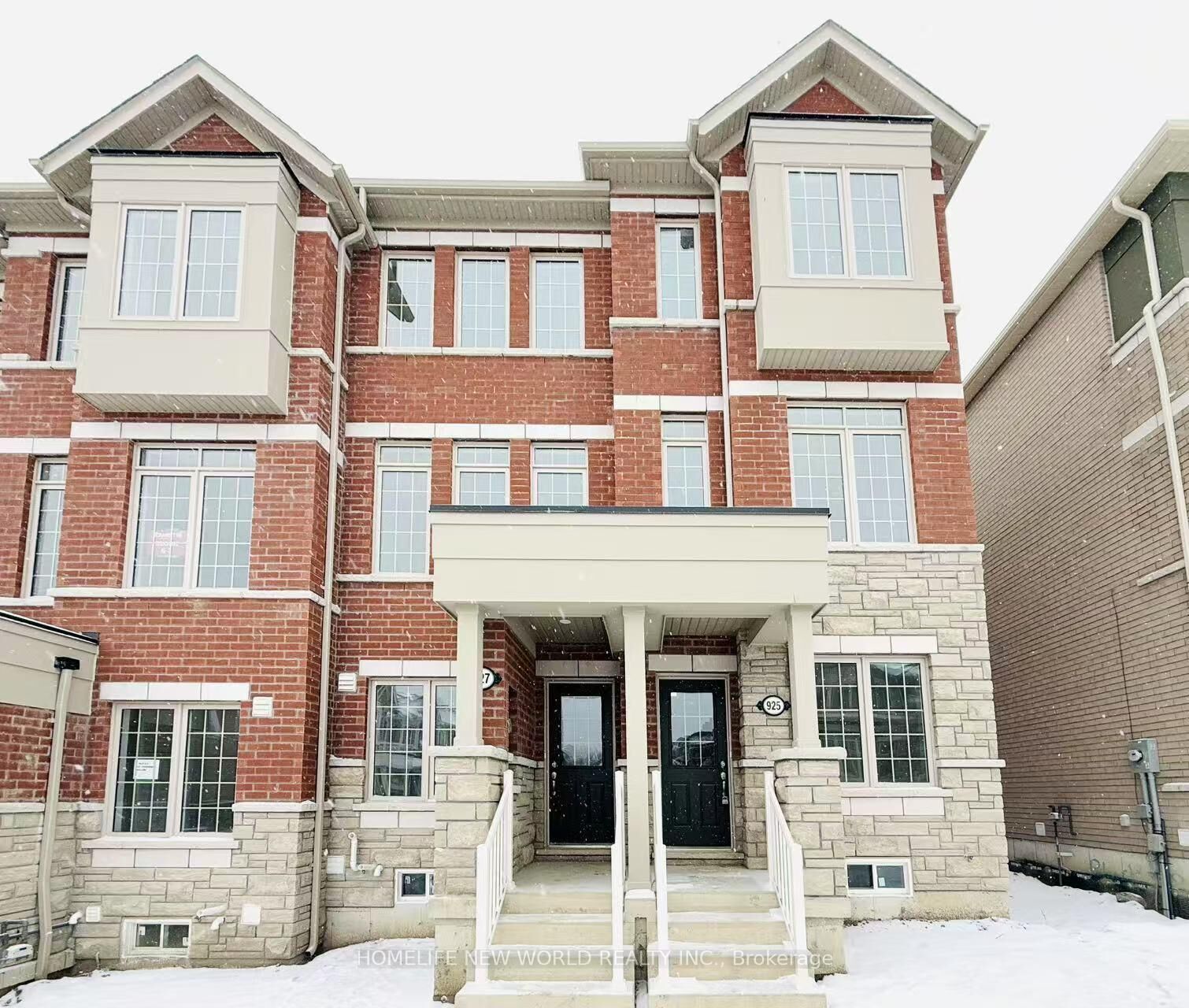 Property Photo: 925 Crowsnest Hollow ON L1X 0P4
