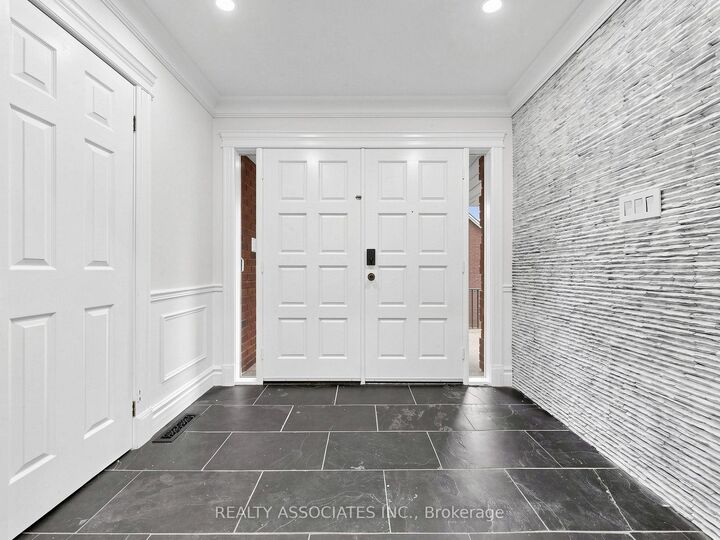 Property Photo: 96 Zinnia Place S ON L4L 6G7