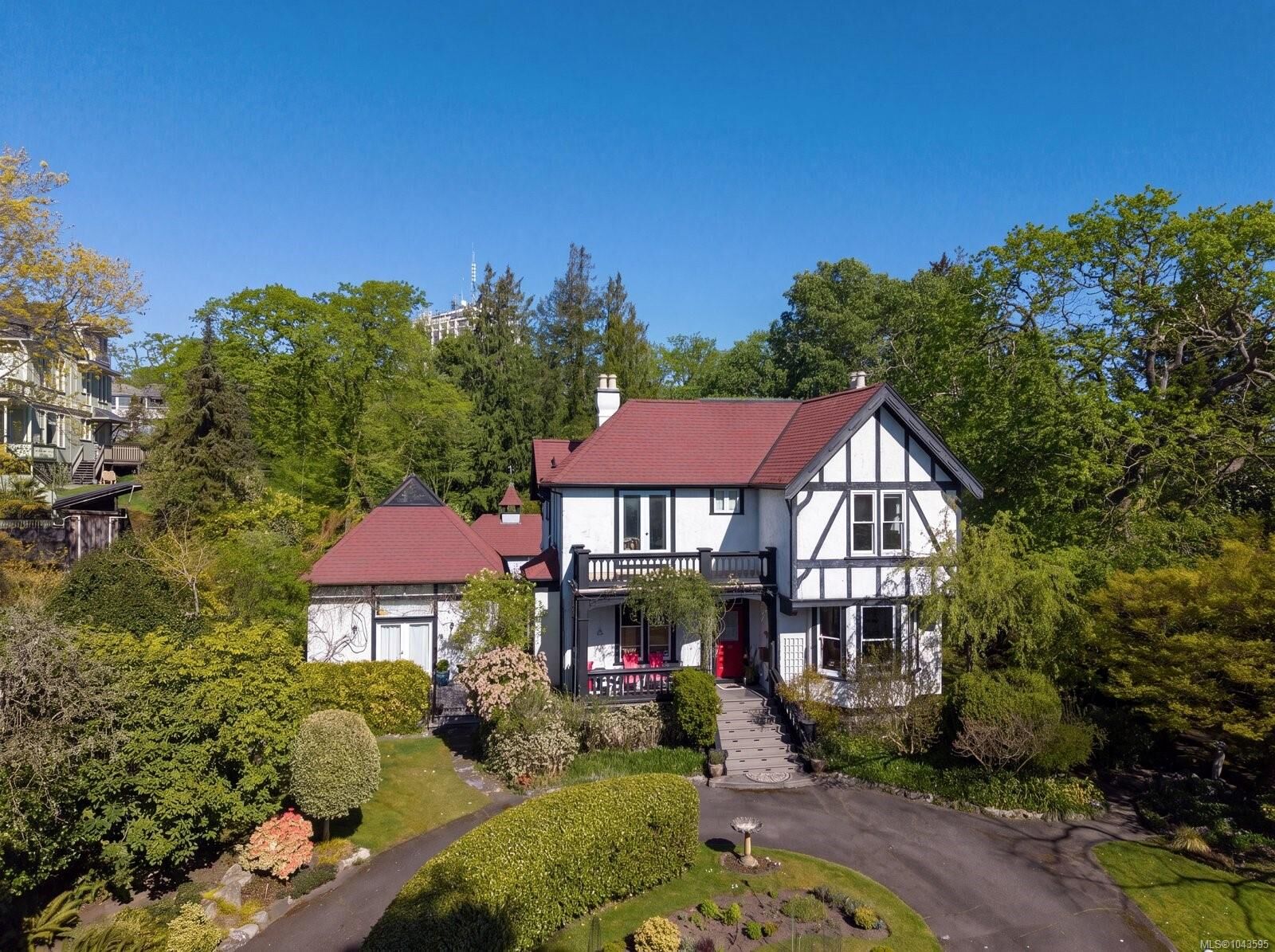 Property Photo: 1648 Rockland Ave BC V8S 1W7