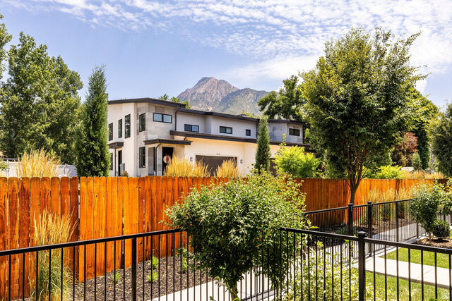 Property Photo: 4681 S Grosvenor Ct UT 84117