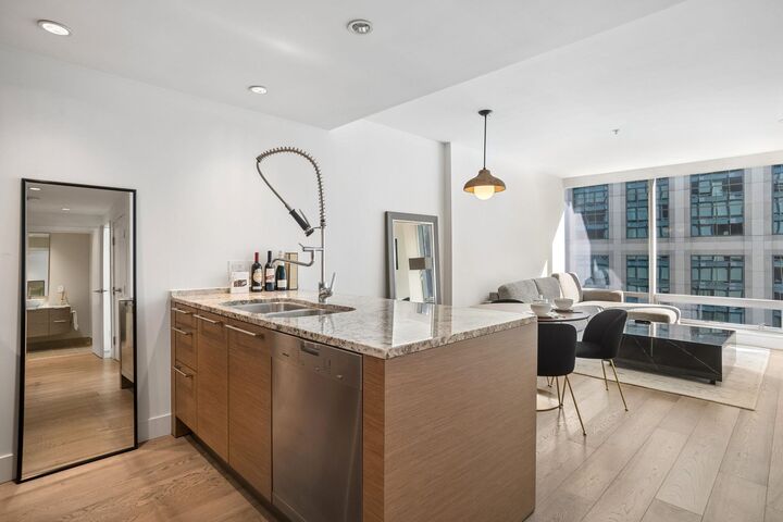 Property Photo: 1111 Alberni Street 1804 BC V6E 4V2