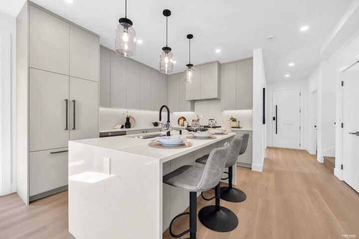 Property Photo: 2316 Cliff Avenue 2 BC V5A 2L2