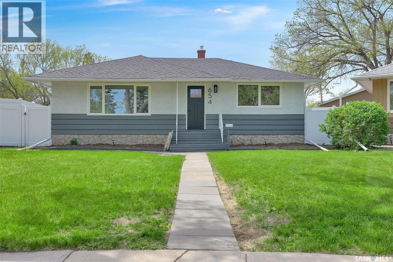 Property Photo: 654 Aberdeen Crescent SK S4T 6A9