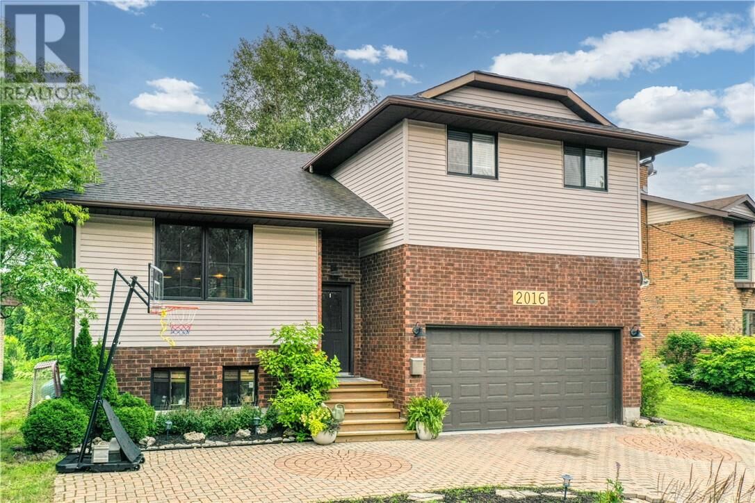 Property Photo:  2016 Latimer Crescent  ON P3E 5L6 