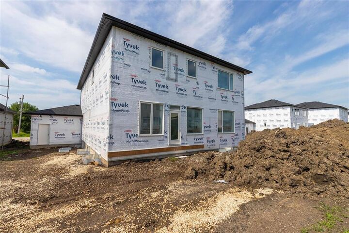 Property Photo:  727 Addis Avenue  MB R2V 5G4 
