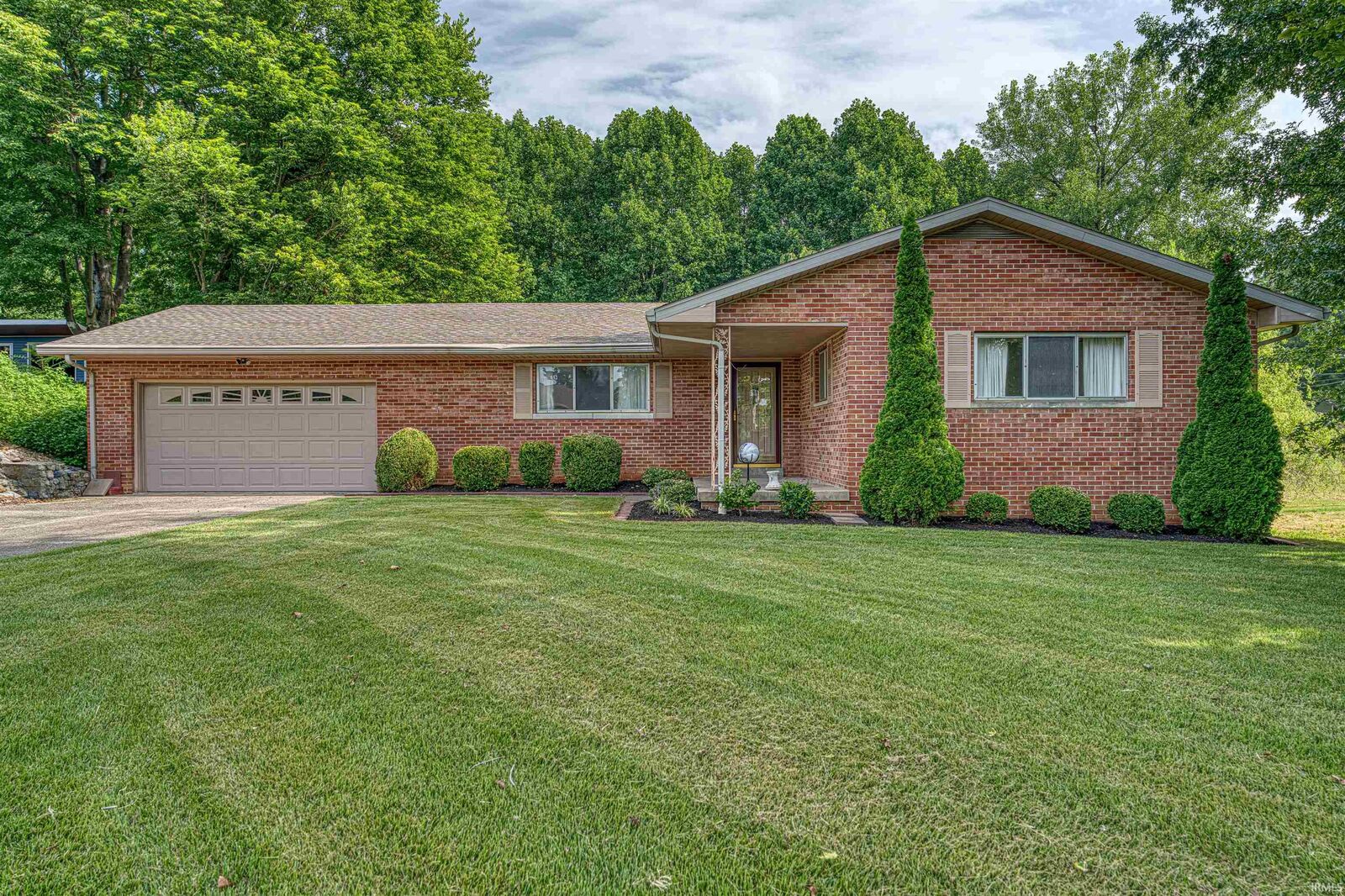 Property Photo: 626 E Jennings Street IN 47630