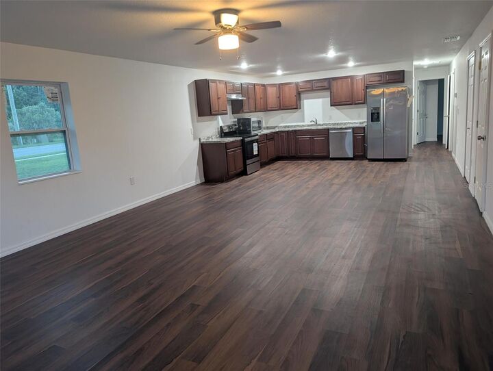 Property Photo: 776 E Broadway Street FL 32765
