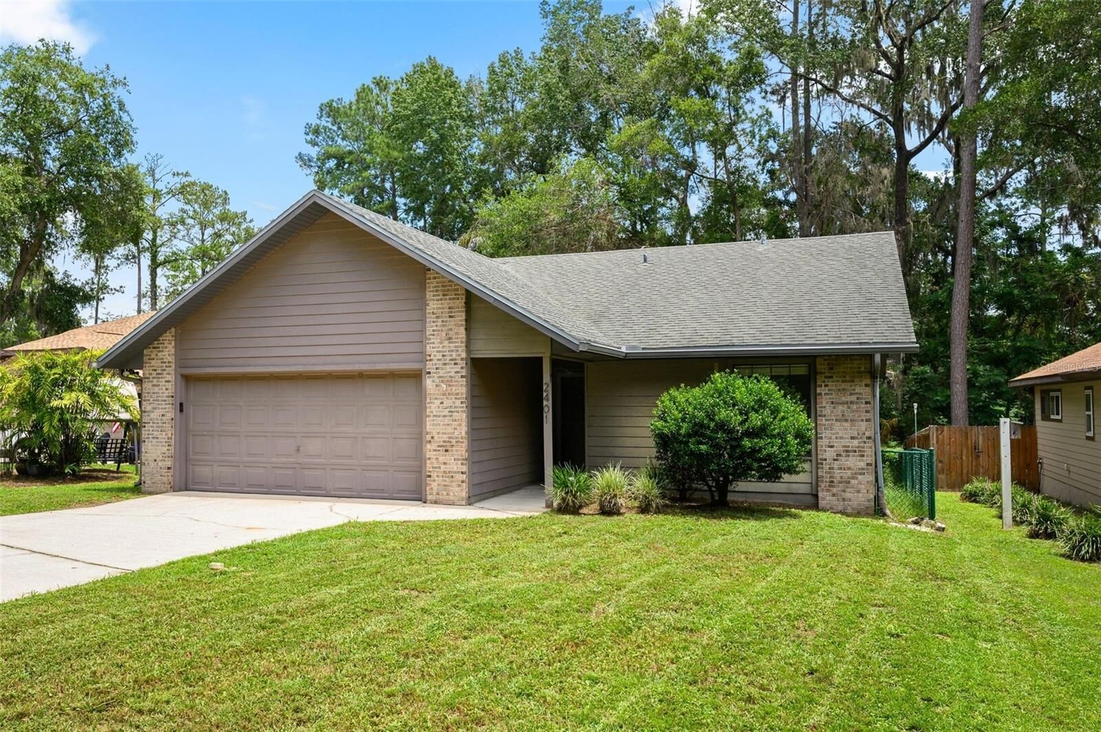 Property Photo: 2401 NW 69th Terrace FL 32606