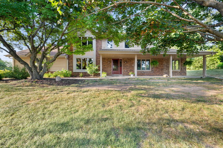 Property Photo:  S67w23715 Fernwood Ct  WI 53189 