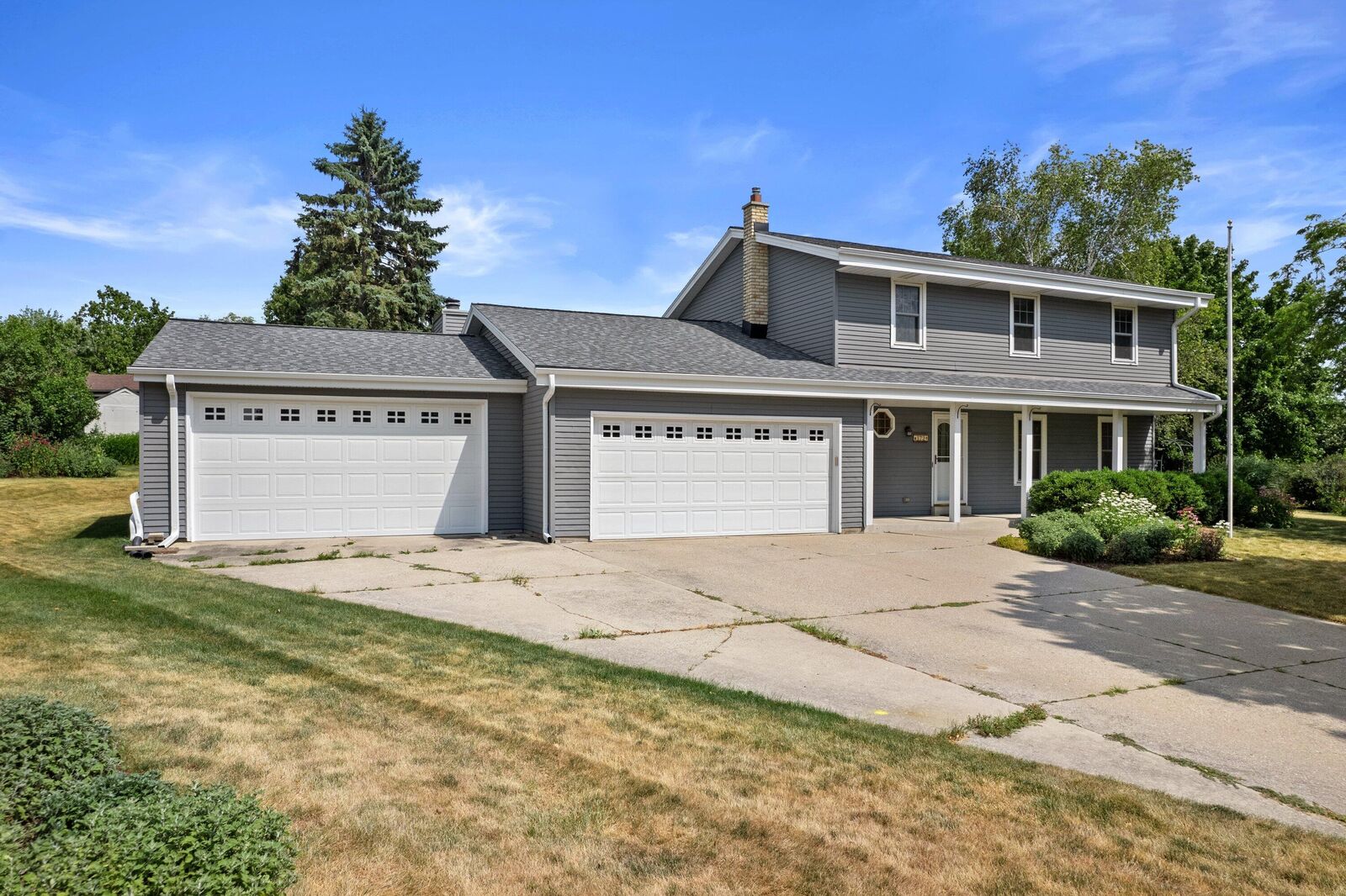 Property Photo:  372 Briar Ct  WI 53072 