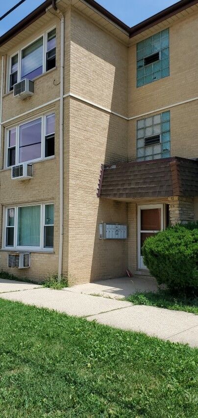 Property Photo:  8758 W Berwyn Avenue 1-NW  IL 60656 
