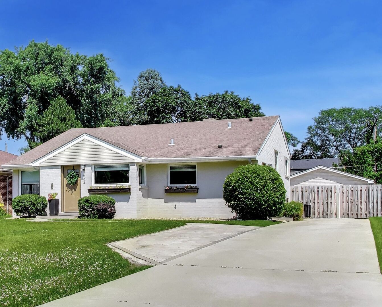 Property Photo: 703 Webster Avenue IL 60187