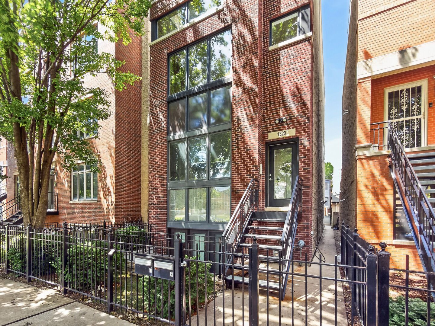 Property Photo:  1320 W Grenshaw Street 2  IL 60607 