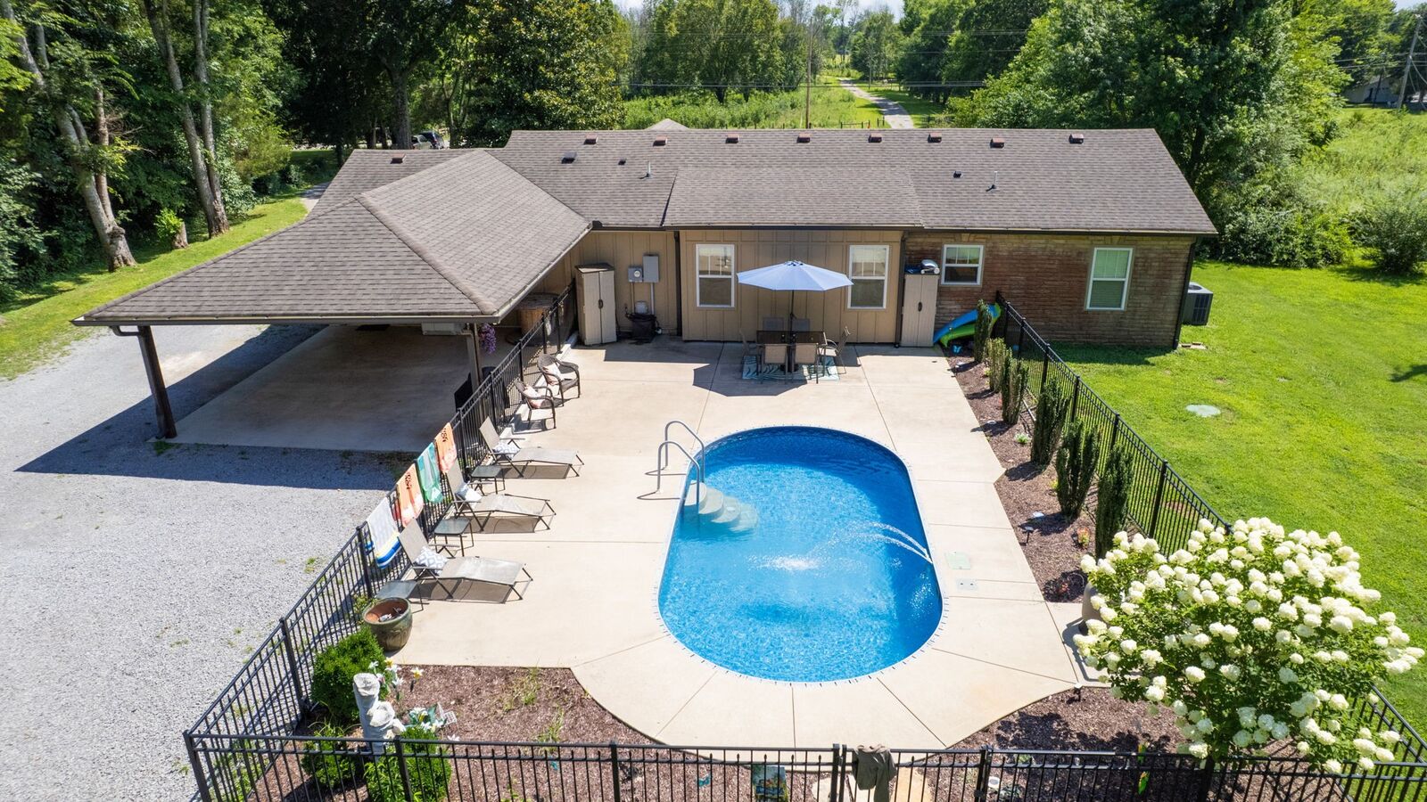 Property Photo: 1044 Cherry Ln TN 37129
