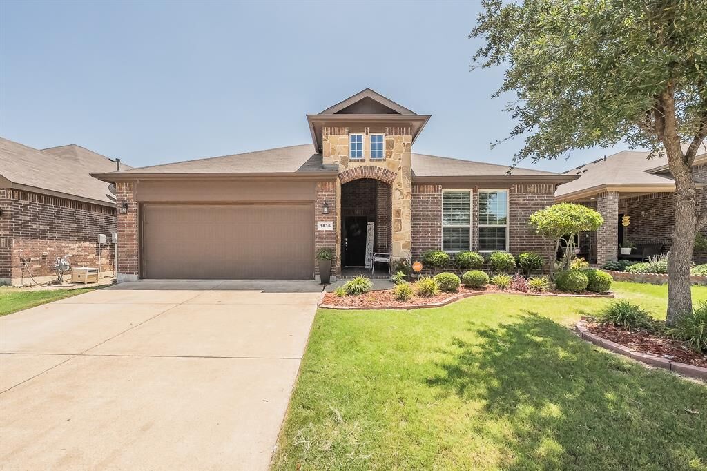 Property Photo: 1836 Velarde Road TX 76131
