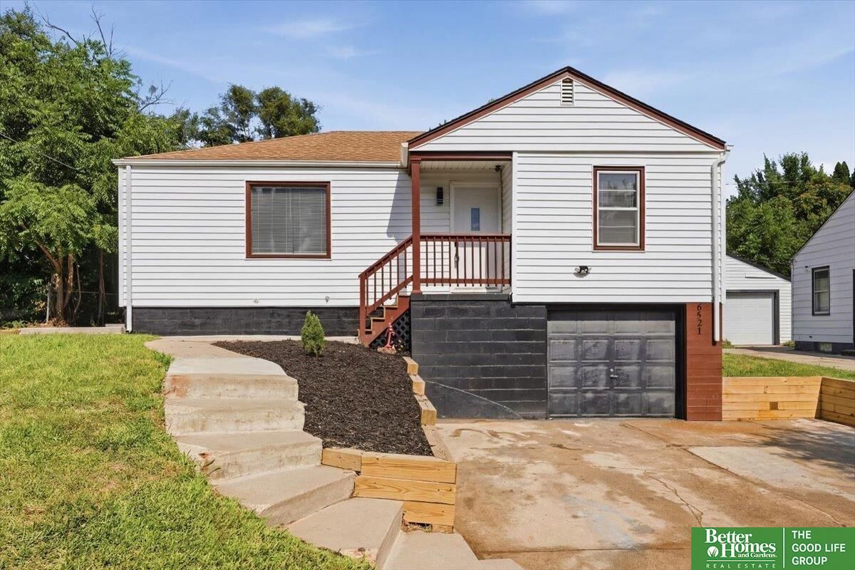 Property Photo:  6521 N 35 Street  NE 68112 