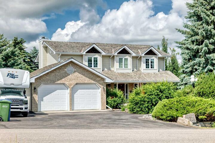 Property Photo: 777 East Lakeview Road AB T1X 1B1