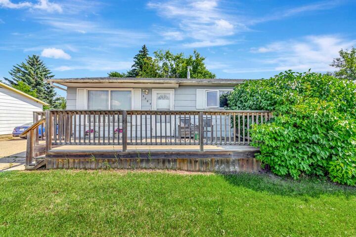 Property Photo: 3009 49 Avenue SK S9V 1C7