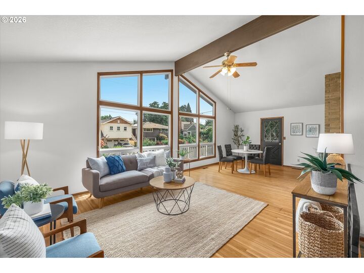 Property Photo:  7647 SE Hawthorne Blvd  OR 97215 