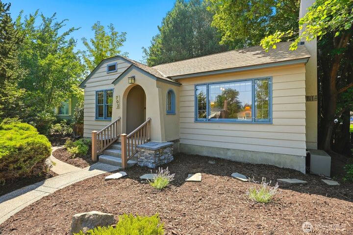Property Photo:  702 E 3rd Avenue  WA 98926 