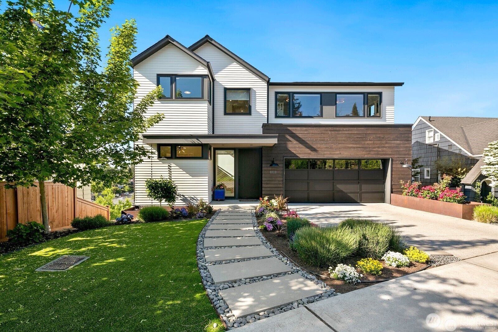 Property Photo:  728 W Etruria Street  WA 98119 