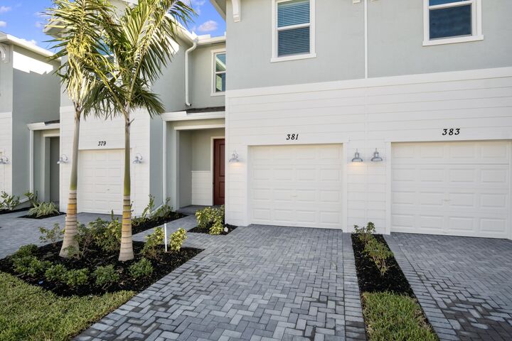 Property Photo:  381 SE Crossoak Lane  FL 34984 