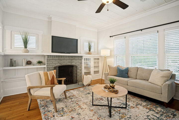 Property Photo: 428 Queen Anne Ct TX 78209